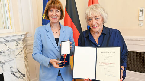 Ministerin Heike Hofmann und Mechtild Jansen (v.l.n.r.)