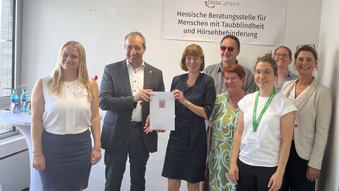 Mehrer Menschen posieren gemeinsam mit Ministerin Hofmann während der Förderbescheidübergabe an die Deutsche Blindenstudienanstalt 