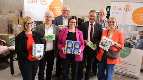 Staatssekretärin Strube (vorne, Mitte), Willi Schmidt, Vorsitzender von Tafel Hessen e.V. (hinten, Mitte) sowie Vertreterinnen und Vertreter von Tafel Hessen und Ortstafeln
