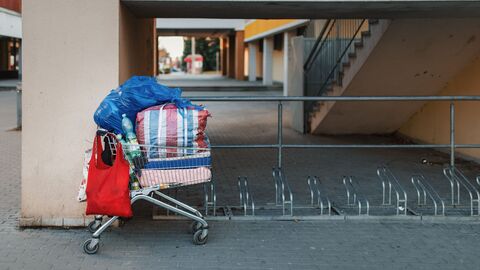 Einkaufswagen der den Besitz eines Wohnungslosen enthält