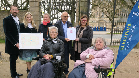 Eine Personengruppe bei der Bescheidübergabe in Fulda.