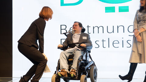 Sozialministerin Heike Hofmann gratuliert dem Mitarbeiter Andreas Anders von BÖRGEL