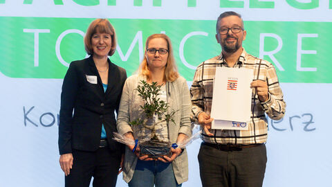 v.l. Sozialministerin Heike Hofmann mit dem Preisträger Fachpflegezentrum TomiCare, vertreten durch Tamara Pieper und Geschäftsführer Herrn Tomic