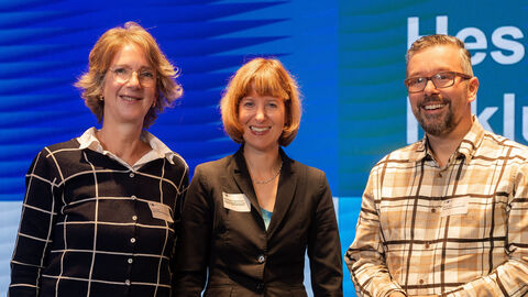 v.l. EAA-Fachberaterin Frau Tölzel, Sozialministerin Heike Hofmann und Preisträger Herr Tomic