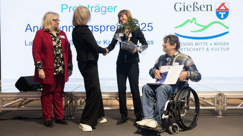 Der Anerkennungspreis wird an den Landkreis Gießen überreicht von LBB Andreas Winkel und Sozialministerin Heike Hofmann