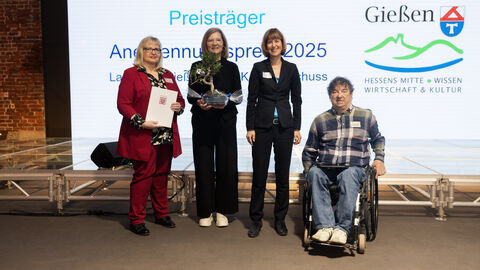 v.l. Preisträger Landkreis Gießen - der Kreisausschuss, vertreten durch Frau Graf und Landrätin Frau Schneider, Sozialministerin Heike Hofmann und Andreas Winkel