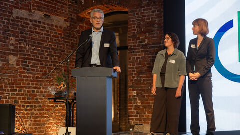 Der Geschäftsführer von NSB Holz Heinz Achenbach spricht nach der Laudatio der Ministerin
