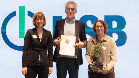 v.l. Sozialministerin Heike Hofmann mit dem Preisträger NSB Holz, vertreten durch Michael Heinz und Therese Achenbach