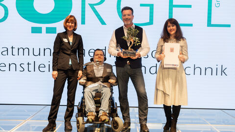 v.l. Sozialministerin Heike Hofmann mit dem Preisträger BÖRGEL, vertreten durch Herrn Anders, Geschäftsführer Herrn Hannemann und Frau Kuznetsov