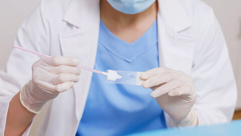 Eine Ärztin hält ein Medizinprodukt in den Händen.