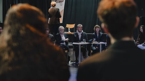 Aus Zuschauersicht ein Blick auf Bühne desTownhall Gesprächs