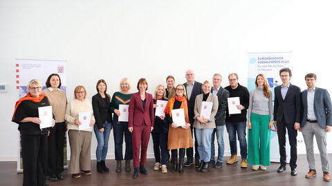 Gruppenbild der Personen, die den Förderbescheid entgegen genommen haben