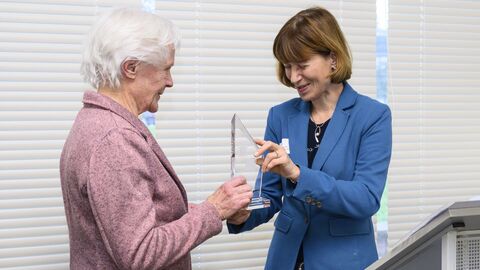 Eve Vetter (Weiterstadt) mit Frau Staatsministerin