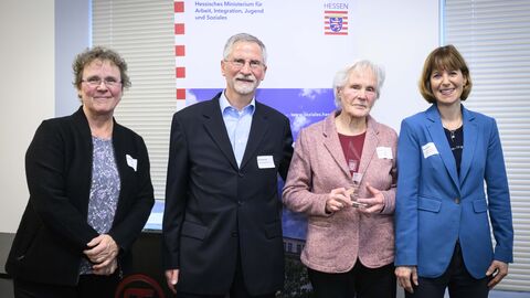 Beate Schmahl (Tochter der Gewürdigten und Begleitperson), Wilfried Schmahl (Vorstandsmitglied Warenkorb Weiterstadt e.V.) und die Gewürdigte Eve Vetter, Empfängerin der Landesauszeichnung und engagiert im Warenkorb Weiterstadt e.V., Frau Staatsministerin