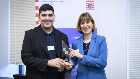 Aleksi Asparuhov, Empfänger der Landesauszeichnung und aktiv im Jugendgremium Kassel & bei UNICEF mit Frau Staatsministerin