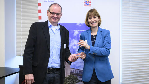 Hans Beilborn ( Empfänger der Landesauszeichnung und engagiert im Gehörlosenverein Herborn) mit Frau Staatsministerin