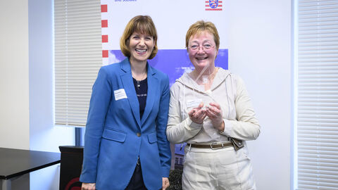 Frau Staatsministerin mit Cornelia Braun aus Hessisch Lichtenau (Empfängerin der Landesauszeichnung und aktiv im Rettungshundeverein & beim DRK)