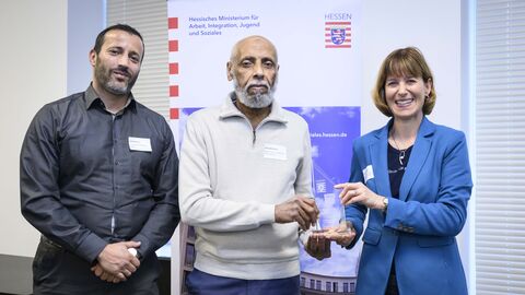 Jaoid Darsane (Begleitperson des Gewürdigten), Moustafa Shahin (Empfänger der Landesauszeichnung und engagiert für migrant. Jugendliche & in der Seelsorge) mit Frau Staatsministerin