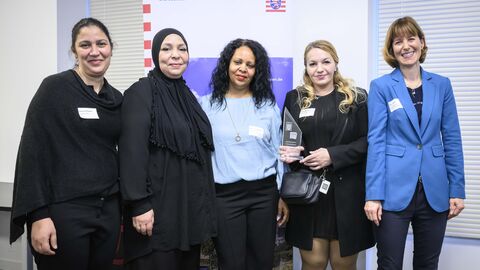 Die Stadtteil-Flüsterinnen aus Preungesheim: Mariam El Ghazouani, Samira Massi, Kahsay Guven Kebedesch, Frau Staatsministerin und Christina Schmidt 