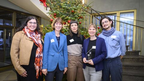 Zeigt nochmal das Engagement-Team von "Unsere Sternenkinder Hessen e.V.": Lara Garcia Maschall, Frau Staatsministerin, Jessica Hefner, Stefanie Schäfer, Joshua Hefner