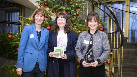 Frau Staatsministerin, Sarah Metz und Myriam Kaskel vom Engagement-Team des „Gewächshaus e.V.“ aus Kassel