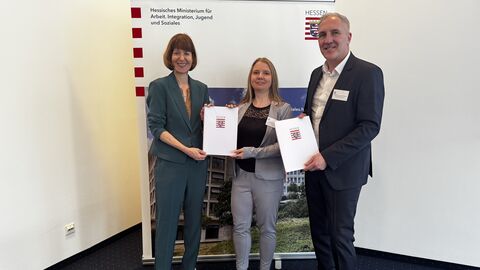 Sozialministerin Hofmann mit weiteren Personen bei der Bescheidübergabe für das Kompetenzzentrum.