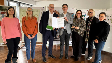 Übergabe des Förderbescheids an Kelkheims Bürgermeister Albrecht Kündiger