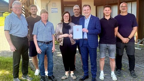 Staatssekretärin Strube übergibt den Bescheid an Bürgermeister Becker. 