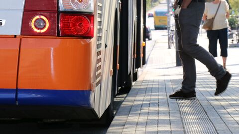 bus_fahrgast_il Ein Bus steht mit offener Tür an einem barrierefreiem Bussteig. Ein Fahrgast steigt zu.