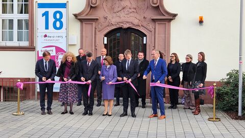 Feierliches Durchtrennen des Bandes vor dem „Childhood-Haus“: Ministerpräsident Rhein und Königin Silvia von Schweden eröffnen erstes „Childhood-Haus“ in Hessen Feierliches Durchtrennen des Bandes vor dem „Childhood-Haus“