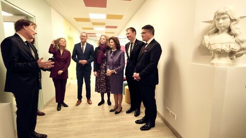 Ministerpräsident Rhein und Königin Silvia von Schweden eröffnen erstes „Childhood-Haus“ in Hessen Ministerpräsident Rhein und Königin Silvia von Schweden eröffnen erstes „Childhood-Haus“ in Hessen