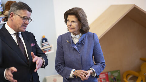 Ministerpräsident Rhein und Königin Silvia von Schweden eröffnen erstes „Childhood-Haus“ in Hessen Ministerpräsident Rhein und Königin Silvia von Schweden eröffnen erstes „Childhood-Haus“ in Hessen